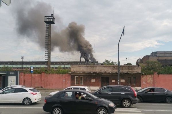 Клубы черного дыма были видны в разных районах города Клубы черного дыма были видны в разных районах города