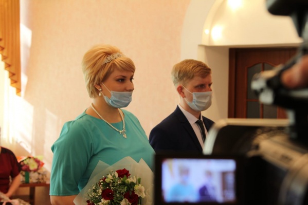 Молодоженам вручили путевку в Сочи Молодоженам вручили путевку в Сочи
