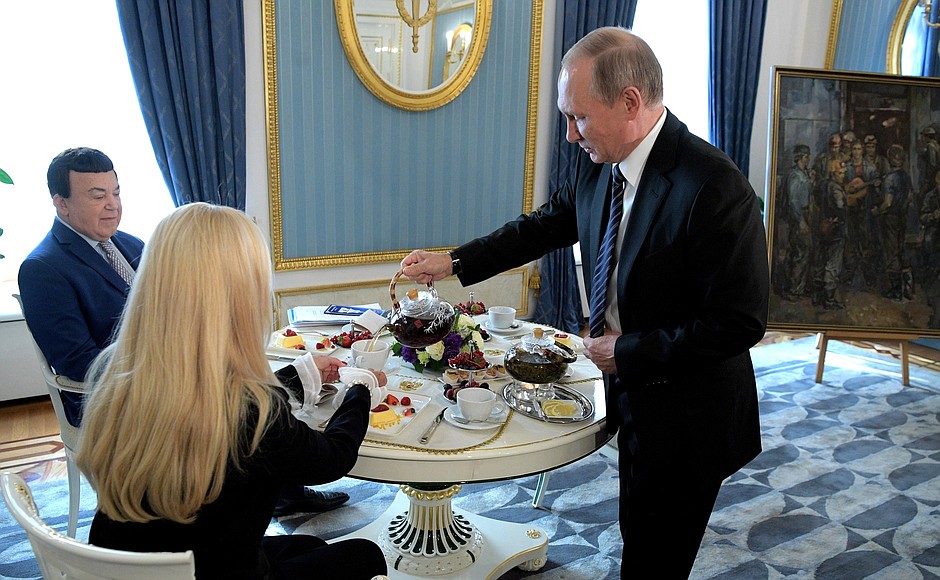 Гостям своей резиденции президент устраивал чаепития
