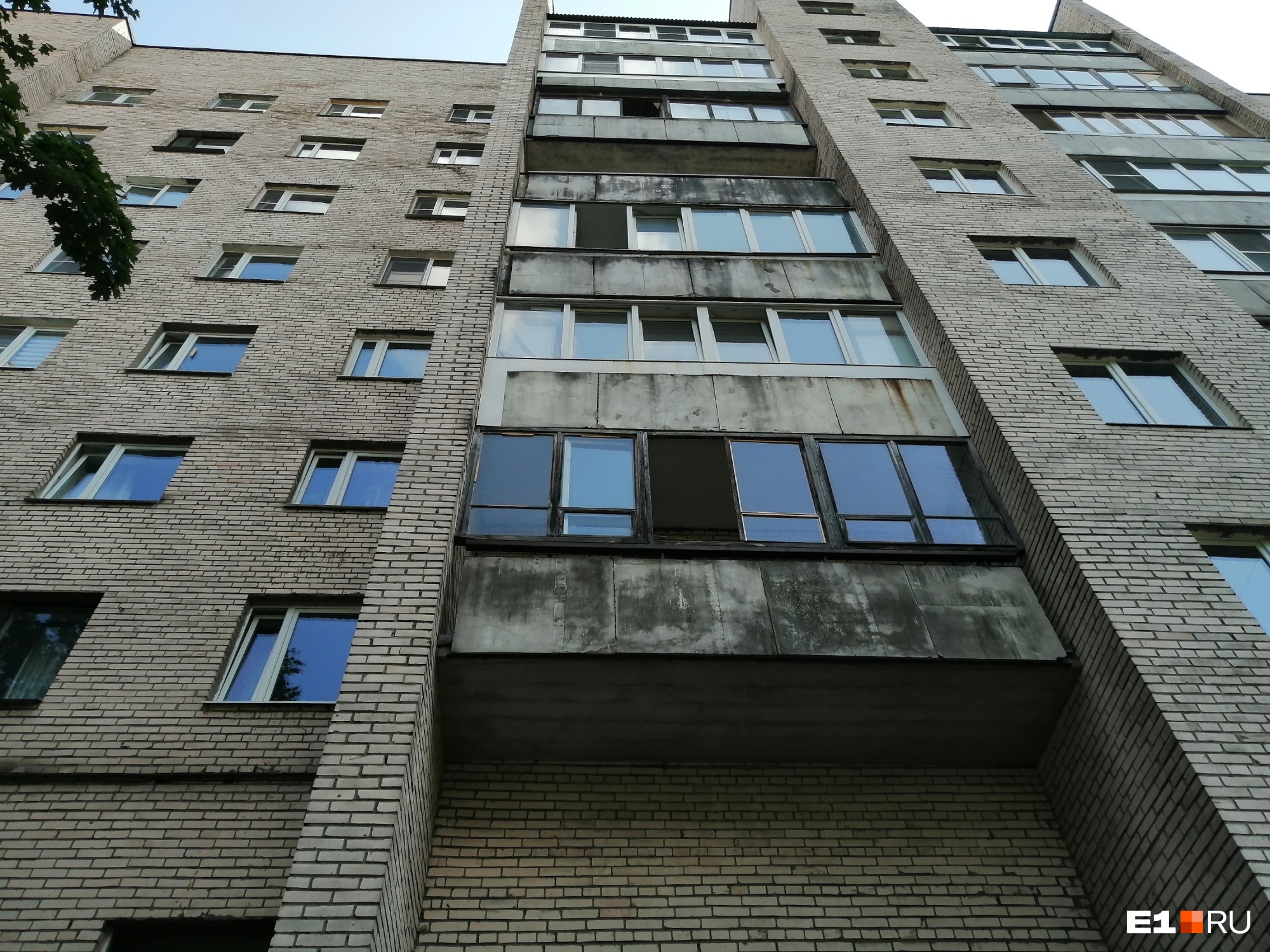 Кирпичная многоэтажка в спальном районе Петербурга, здесь жила Екатерина