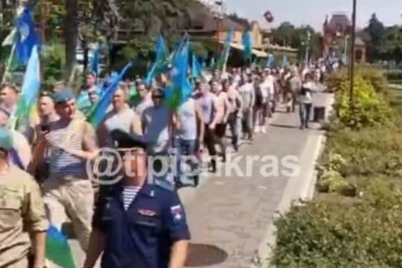 Десантники шли строем в четыре колонны Десантники шли строем в четыре колонны