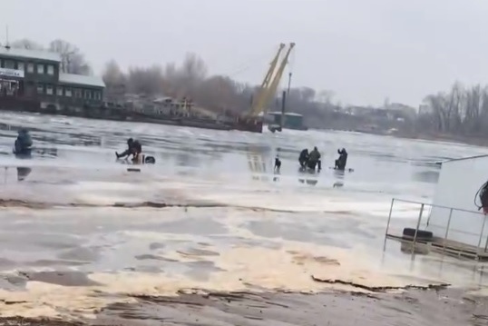 Канализационные стоки бурным потоком стекают в затон и уходят в Волгу Канализационные стоки бурным потоком стекают в затон и уходят в Волгу