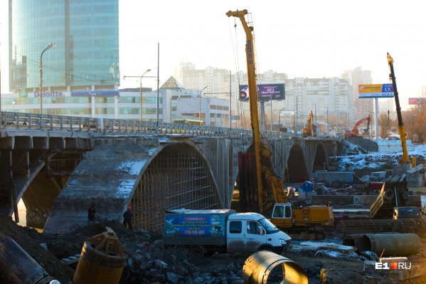 Реконструкция Макаровского моста и развязки у «Калины» только умножит пробки Реконструкция Макаровского моста и развязки у «Калины» только умножит пробки 
