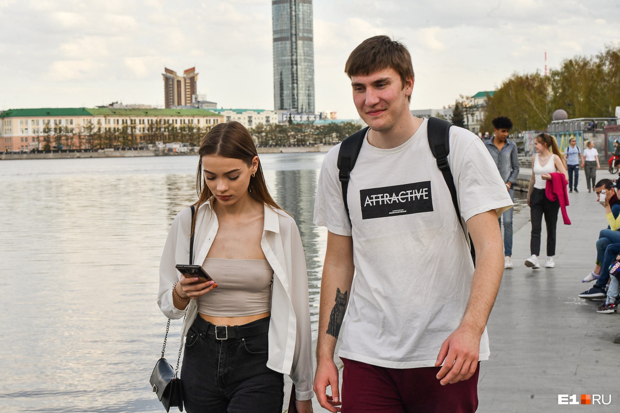 Как жители Екатеринбурга вышли на улицы в жару: летний фоторепортаж