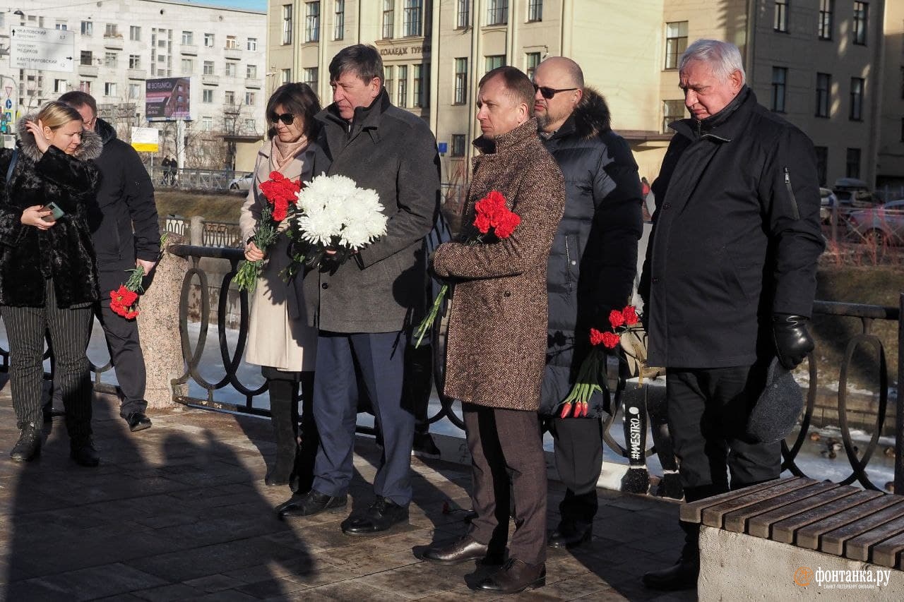 памятник медикам погибшим от коронавируса в санкт петербурге