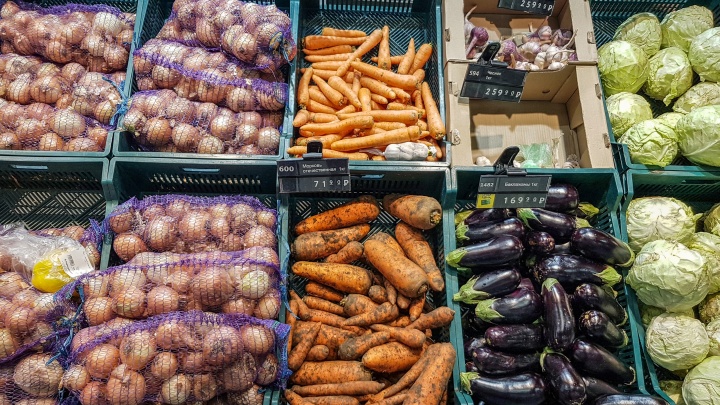 «Хотите крепкий рубль — запретите ввозить еду»: производители и чиновники пытаются вернуть стабильные цены на овощи