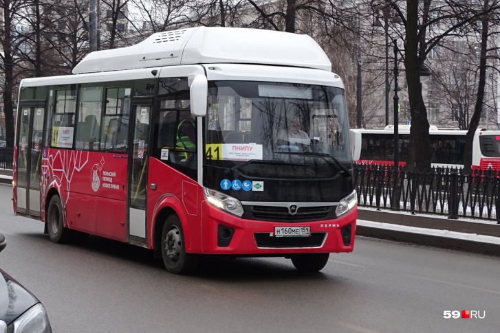 Теперь количество автобусов на маршруте увеличат в пиковое время Теперь количество автобусов на маршруте увеличат в пиковое время