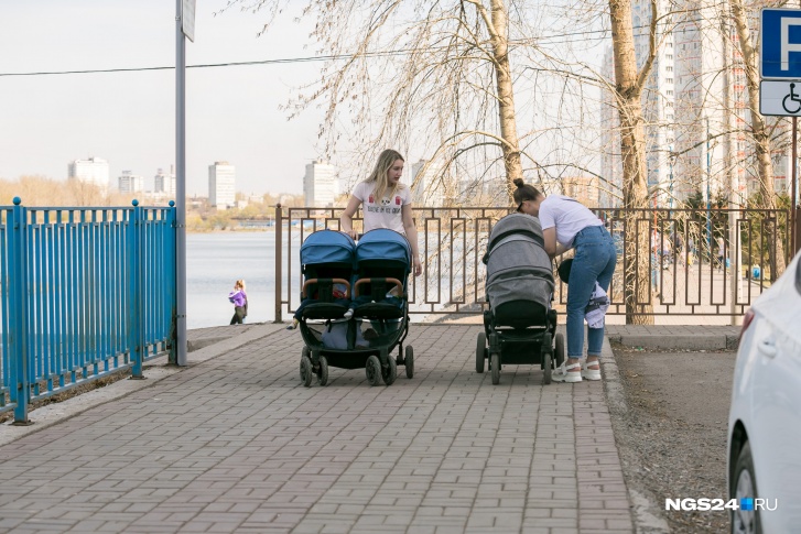 Родители привыкли к получению детских пособий в определенные дни месяца, и внезапное отсутствие денег напрягает Родители привыкли к получению детских пособий в определенные дни месяца, и внезапное отсутствие денег напрягает