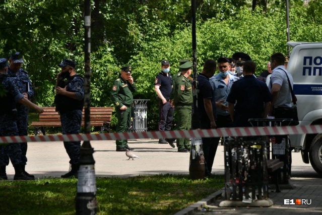 Мужчина с ножом в Екатеринбурге напал на прохожих, есть погибшие
