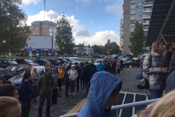 Желающие получить абонемент в бассейн на нужное им время выстраиваются в очередь с утра Желающие получить абонемент в бассейн на нужное им время выстраиваются в очередь с утра