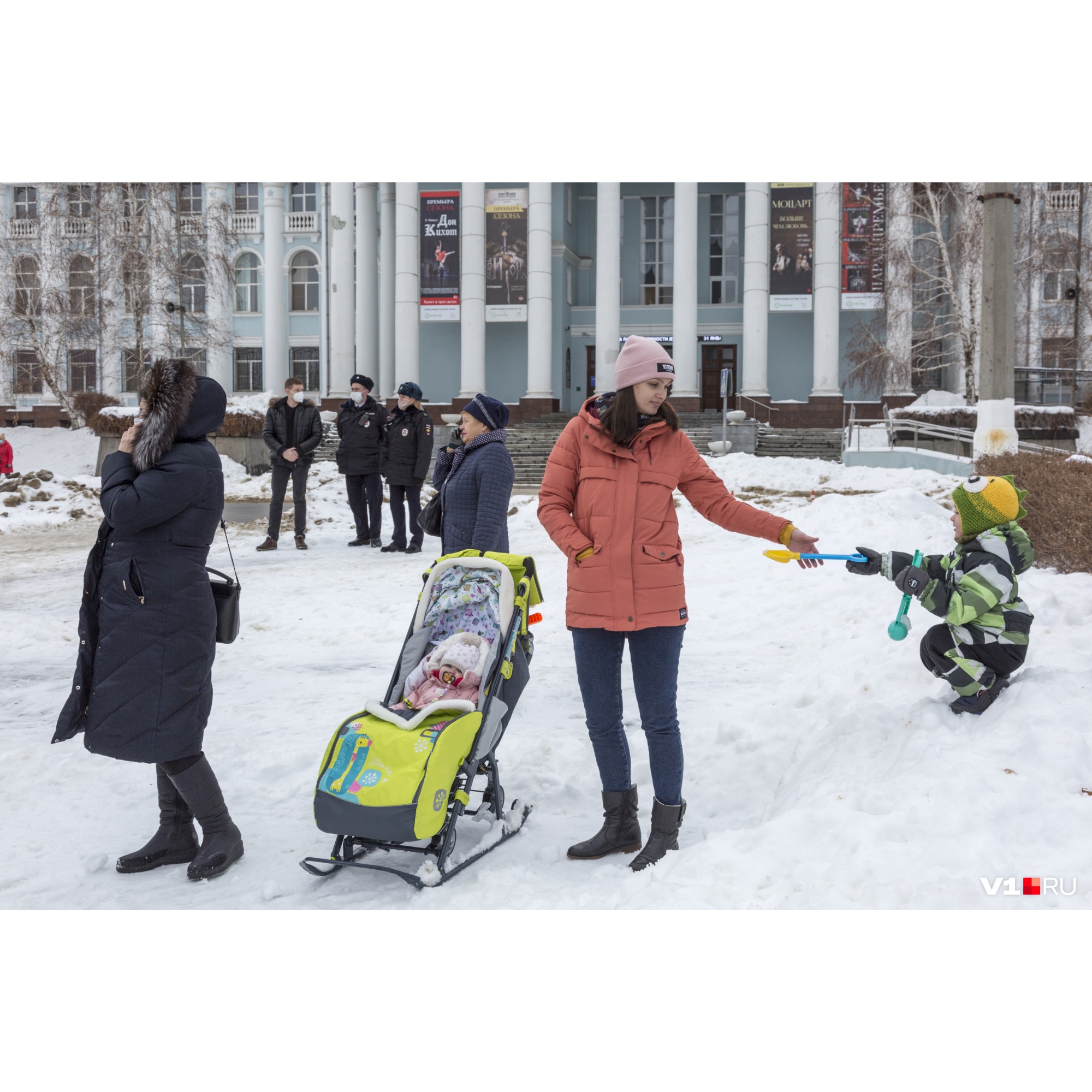 В отличии от митингов сторонников Навального на этот можно приходить с детьми В отличии от митингов сторонников Навального на этот можно приходить с детьми