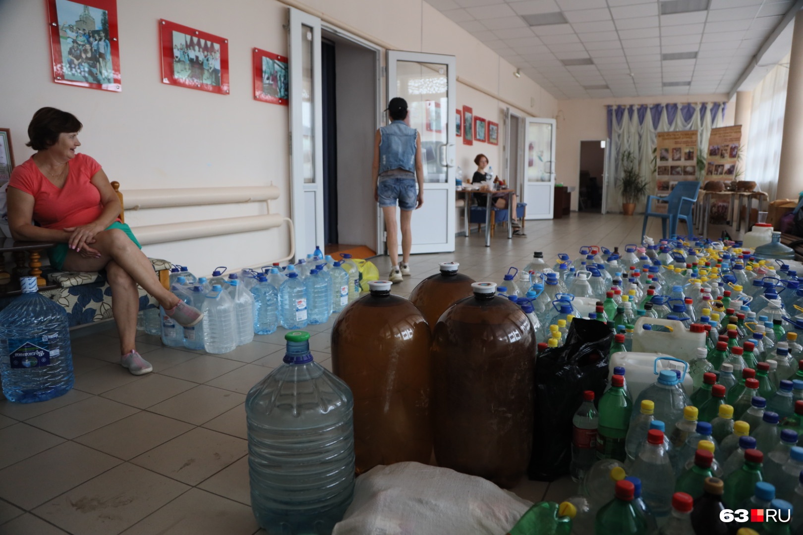 Жители Борского района несли воду в местный ДК