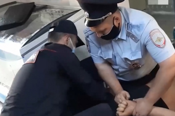 По словам полицейских, они скрутили мужчину в магазине, потому что он начал сопротивляться По словам полицейских, они скрутили мужчину в магазине, потому что он начал сопротивляться