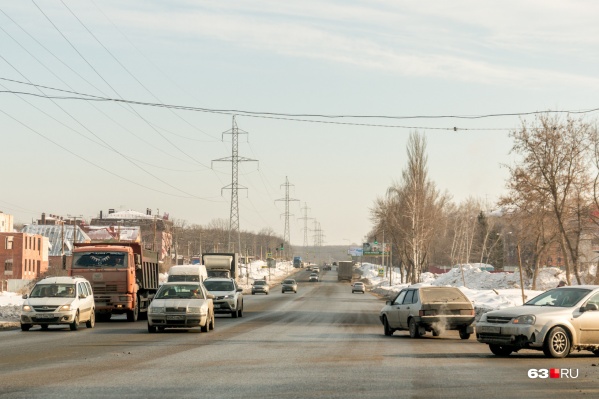 Участок от моста через реку Сок до Волжского шоссе отремонтировали пару лет назад Участок от моста через реку Сок до Волжского шоссе отремонтировали пару лет назад