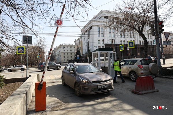 Въезд на популярную парковку возле Кировки снова перекрыли шлагбаумом и сделали платным Въезд на популярную парковку возле Кировки снова перекрыли шлагбаумом и сделали платным