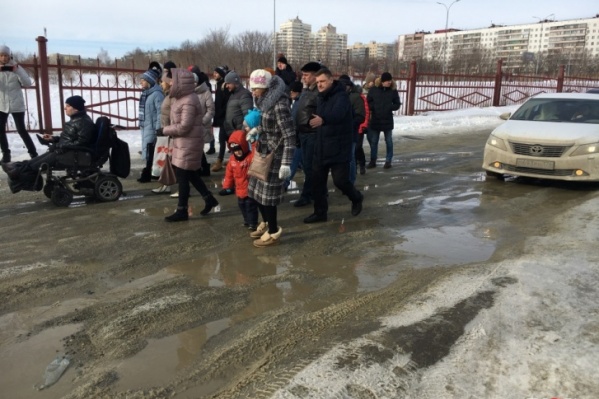 Жители «Академ Riverside» месят грязь в новом микрорайоне уже несколько лет Жители «Академ Riverside» месят грязь в новом микрорайоне уже несколько лет 