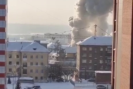 Клубы дыма поднялись над частным сектором в районе пересечения улиц Садовой и Алтайской Клубы дыма поднялись над частным сектором в районе пересечения улиц Садовой и Алтайской