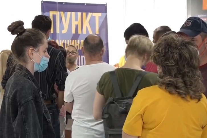 После новых ограничений количество желающих привиться в выходные возросло После новых ограничений количество желающих привиться в выходные возросло