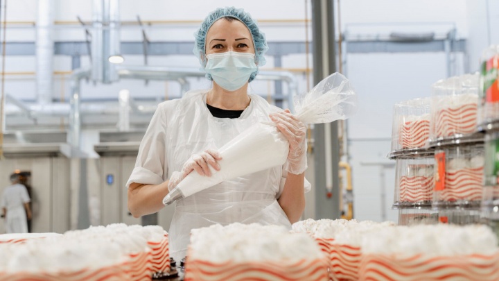 Проникли на кондитерскую фабрику: как на самом деле пекут торты