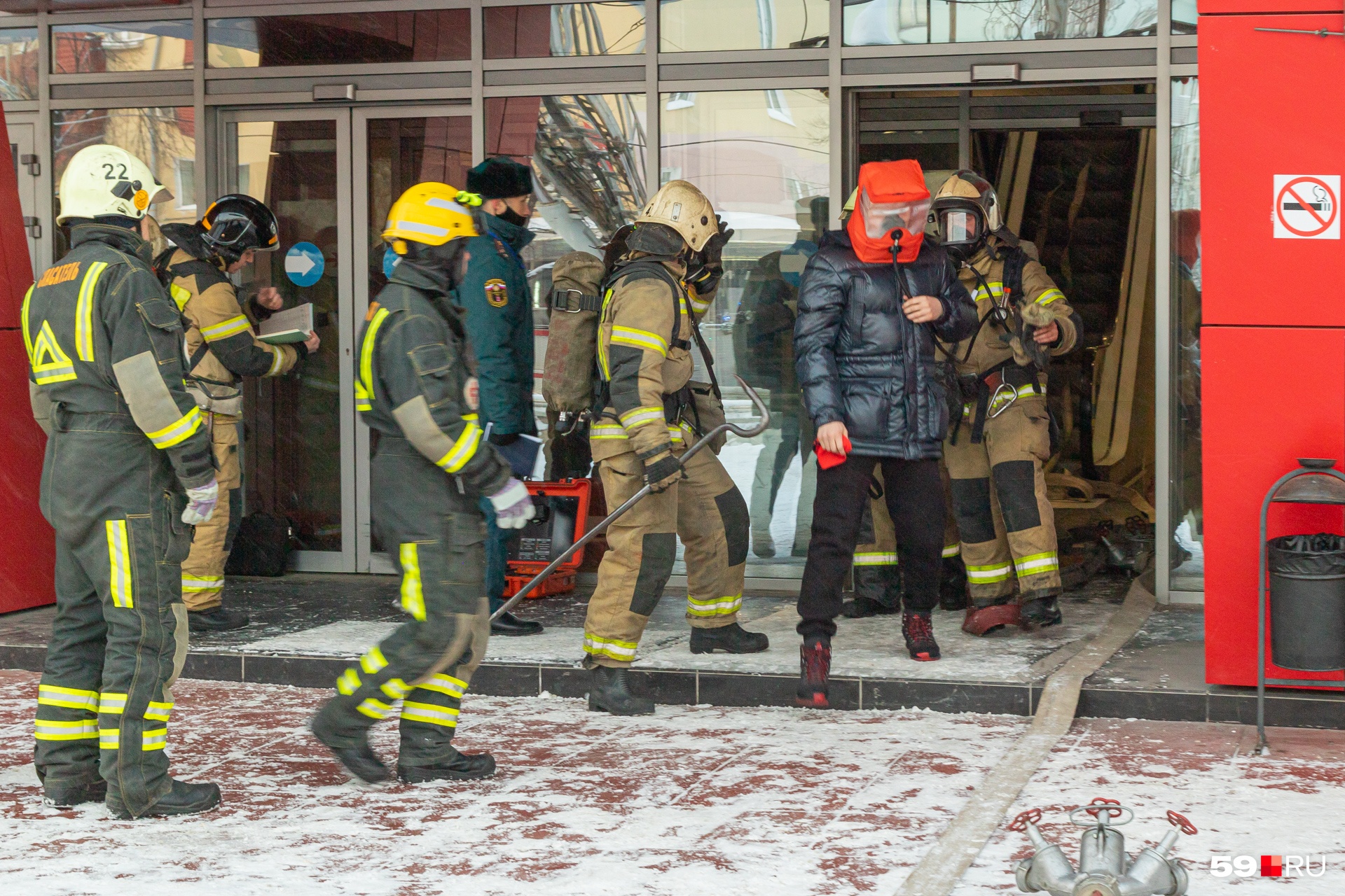 Людей выводили в самоспасателях Людей выводили в самоспасателях
