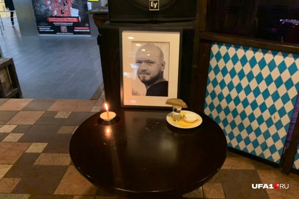 Портрет Александра Елисеева разместили на входе ресторана Портрет Александра Елисеева разместили на входе ресторана 