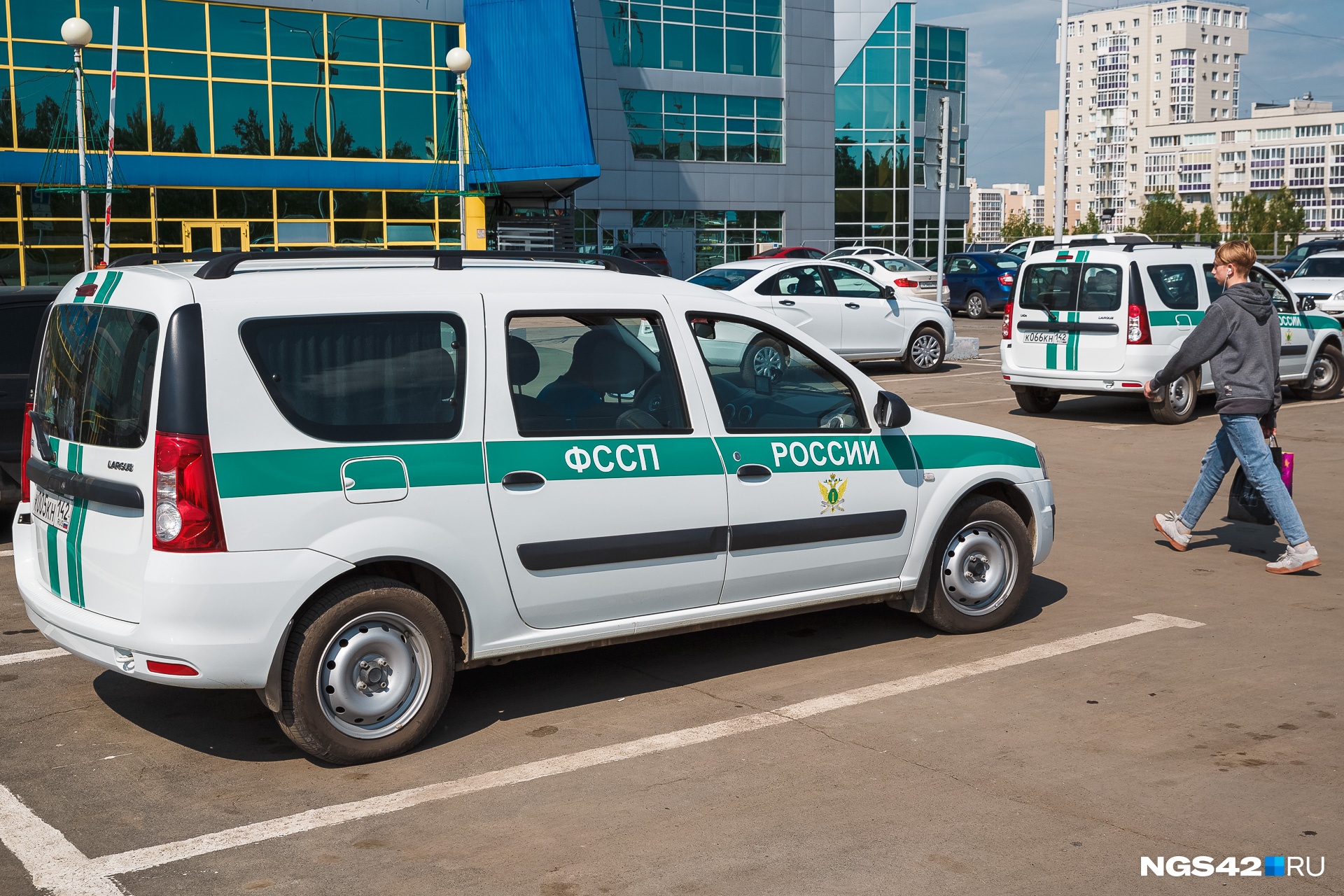 Посетителей из ТЦ начали выводить около 15 часов Посетителей из ТЦ начали выводить около 15 часов