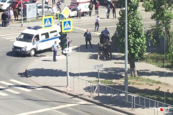7 июля мужчина зашел в отделение банка и взял в заложники сотрудников 7 июля мужчина зашел в отделение банка и взял в заложники сотрудников
