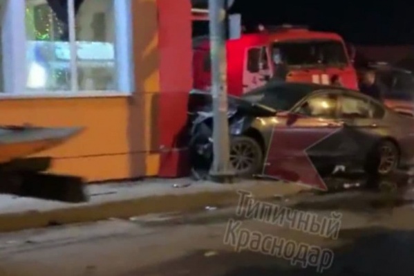 Иномарка врезалась в угол здания Иномарка врезалась в угол здания