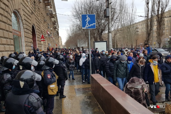 Колонна протестующих направилась в сторону областной администрации Колонна протестующих направилась в сторону областной администрации 