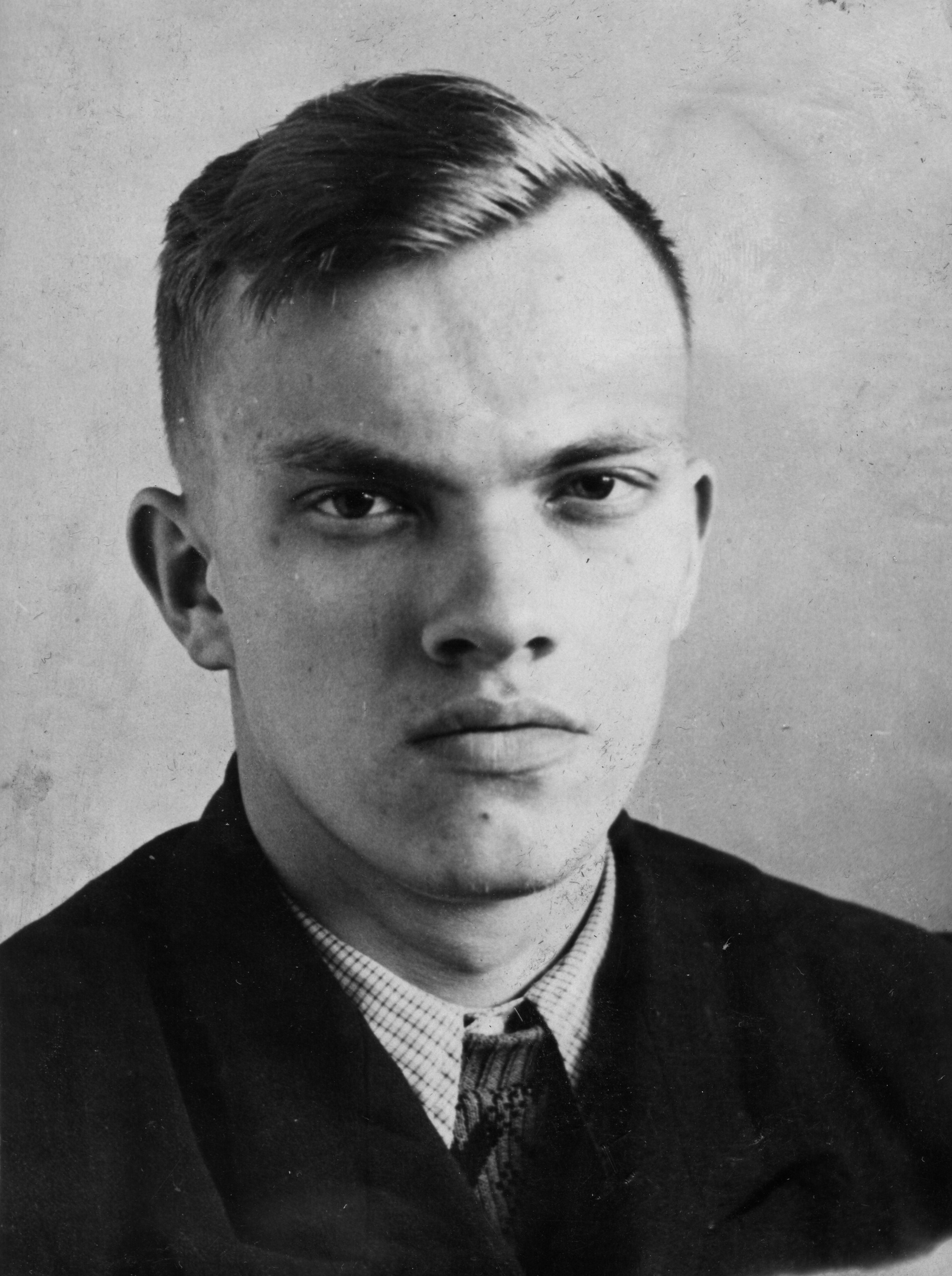 Фото было сделано в 1958 году. В то время Владимир Третьяков занимал должность секретаря комитета ВЛКСМ УрГУ 