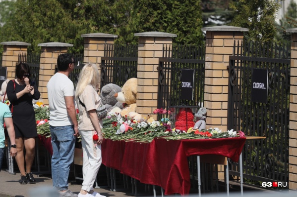 У гимназии, где произошла трагедия, казанцы устроили мемориал У гимназии, где произошла трагедия, казанцы устроили мемориал
