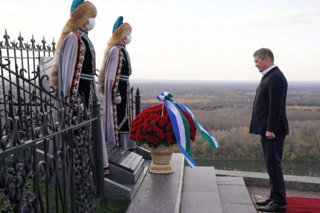 Радий Хабиров ввел новую традицию — возлагать цветы к памятнику национальному герою Салавату Юлаеву лично
