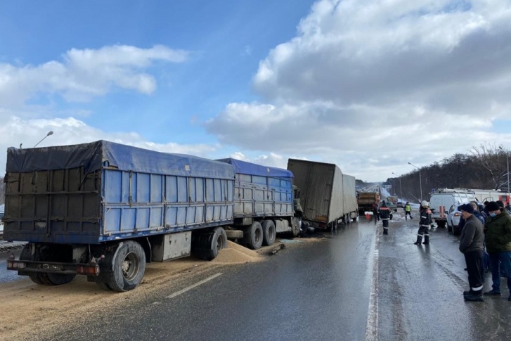 В аварии погибли водитель и пассажир легковушки В аварии погибли водитель и пассажир легковушки