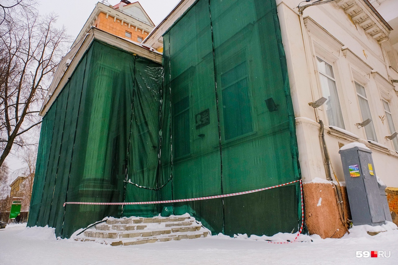 Сеткой закрыли северный фасад, именно на нем больше всего осыпается штукатурка, краска и даже кусочки кирпичей Сеткой закрыли северный фасад, именно на нем больше всего осыпается штукатурка, краска и даже кусочки кирпичей 