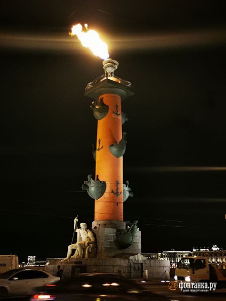 В Петербурге зажгли огни Ростральных колонн
