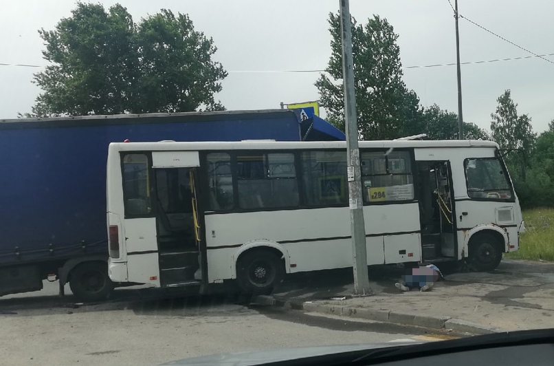 Грузовик в Пушкине не уступил маршрутке, из неё вылетела пассажирка и погибла