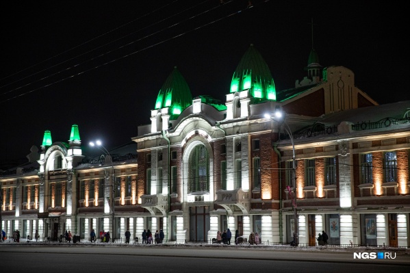 В этом году здание подсветили со стороны Красного проспекта, полностью работы по установке архитектурной подсветки закончатся в 2022 году В этом году здание подсветили со стороны Красного проспекта, полностью работы по установке архитектурной подсветки закончатся в 2022 году