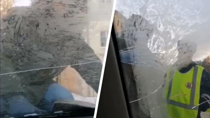 Залез на капот и разбил стекло: в Ярославле супруги начали делить имущество прямо на дороге. Видео
