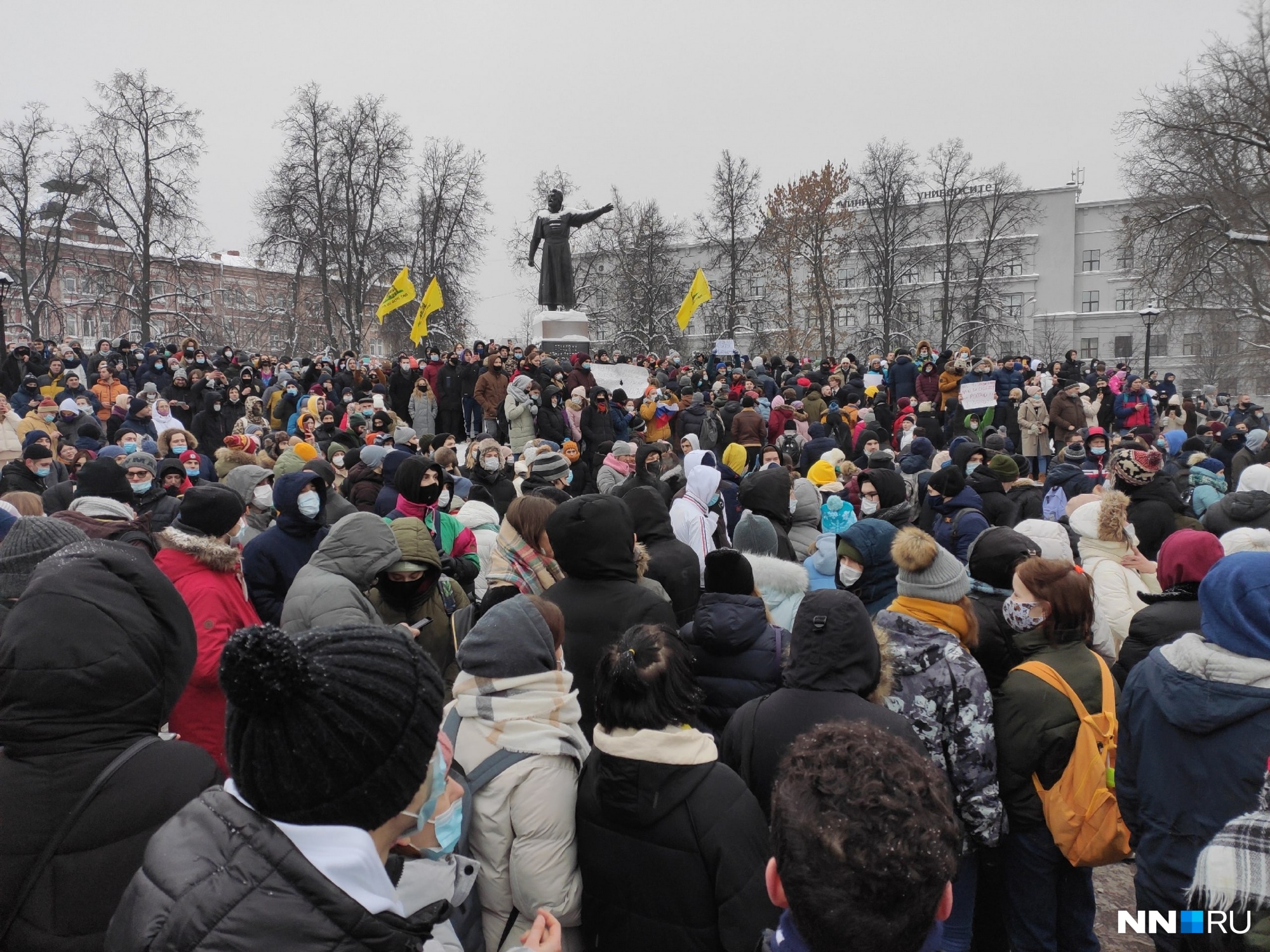 Протестующие в Нижнем Новгороде собрались на площади Минина. ОМОН встает в оцепление