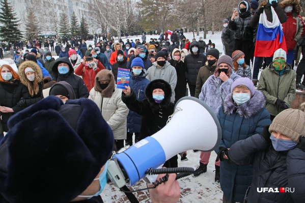 Люди не поддавались на уговоры силовиков разойтись Люди не поддавались на уговоры силовиков разойтись