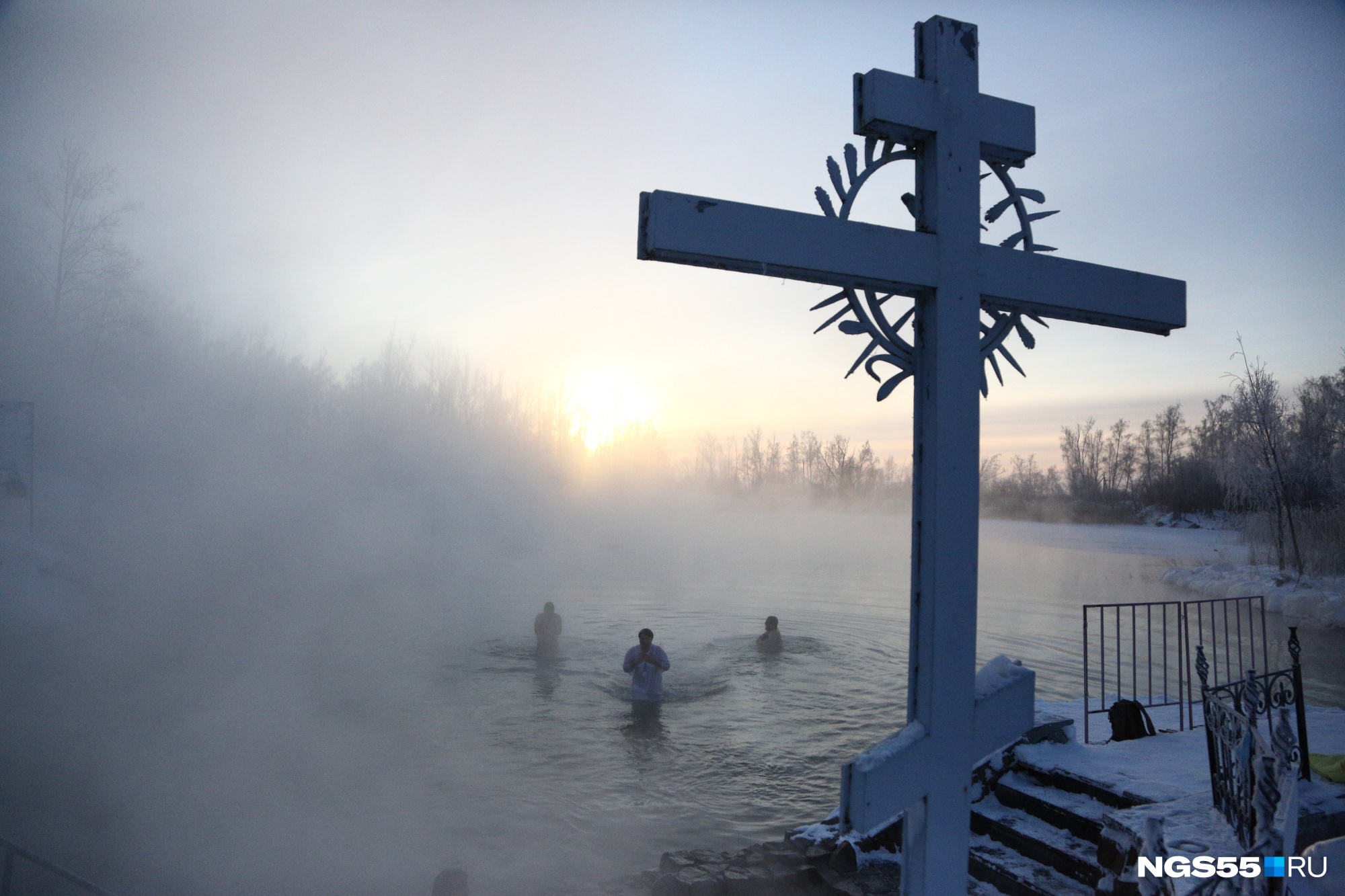 Крест, рубаха и святая вода: 24 фотографии омских купелей