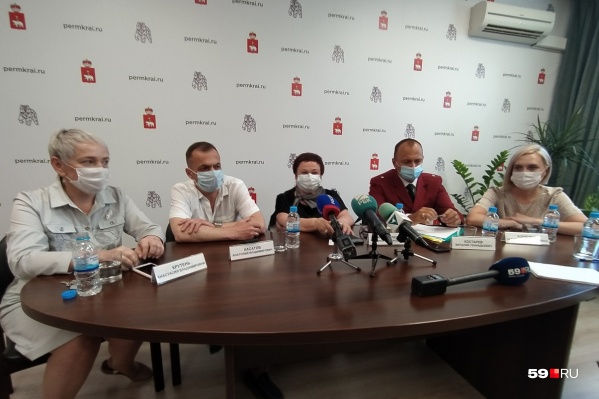 Участники брифинга (слева направо): министр здравоохранения Прикамья Анастасия Крутень, главврач краевой клинической больницы Анатолий Касатов, доктор медицинских наук, эпидемиолог Ирина Фельдблюм, руководитель Управления Роспотребнадзора по Пермскому краю Виталий Костарев и главный внештатный терапевт Министерства здравоохранения Пермского края Наталья Корягина Участники брифинга (слева направо): министр здравоохранения Прикамья Анастасия Крутень, главврач краевой клинической больницы Анатолий Касатов, доктор медицинских наук, эпидемиолог Ирина Фельдблюм, руководитель Управления Роспотребнадзора по Пермскому краю Виталий Костарев и главный внештатный терапевт Министерства здравоохранения Пермского края Наталья Корягина
