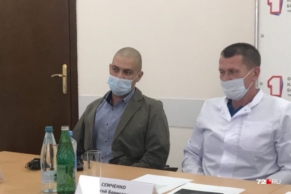 Сергей (слева) очень волновался при встрече с журналистами, но смог поделиться своим опытом и переживаниями Сергей (слева) очень волновался при встрече с журналистами, но смог поделиться своим опытом и переживаниями