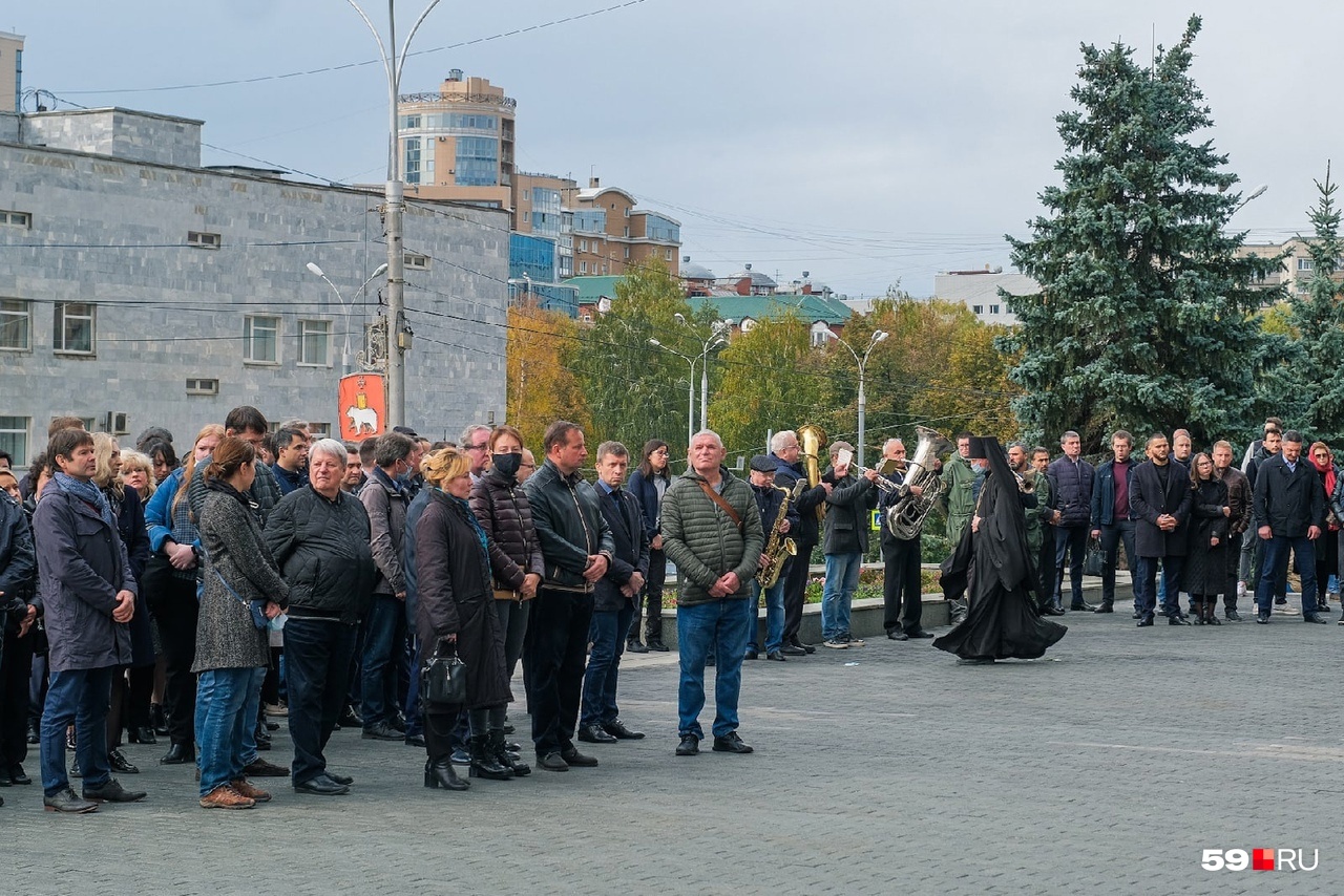 Проститься с главой следственного управления Следственного комитета по Пермскому краю пришло около 200 человек Проститься с главой следственного управления Следственного комитета по Пермскому краю пришло около 200 человек
