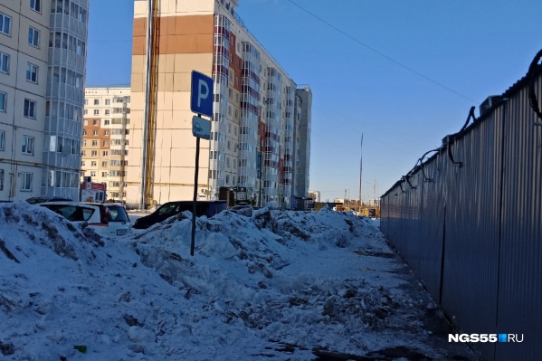Ответственный за организацию ярмарки утверждает, что предприятие «Муниципальные рынки» ограничило сквозной проезд к соседним земельным участкам лишь на две недели Ответственный за организацию ярмарки утверждает, что предприятие «Муниципальные рынки» ограничило сквозной проезд к соседним земельным участкам лишь на две недели
