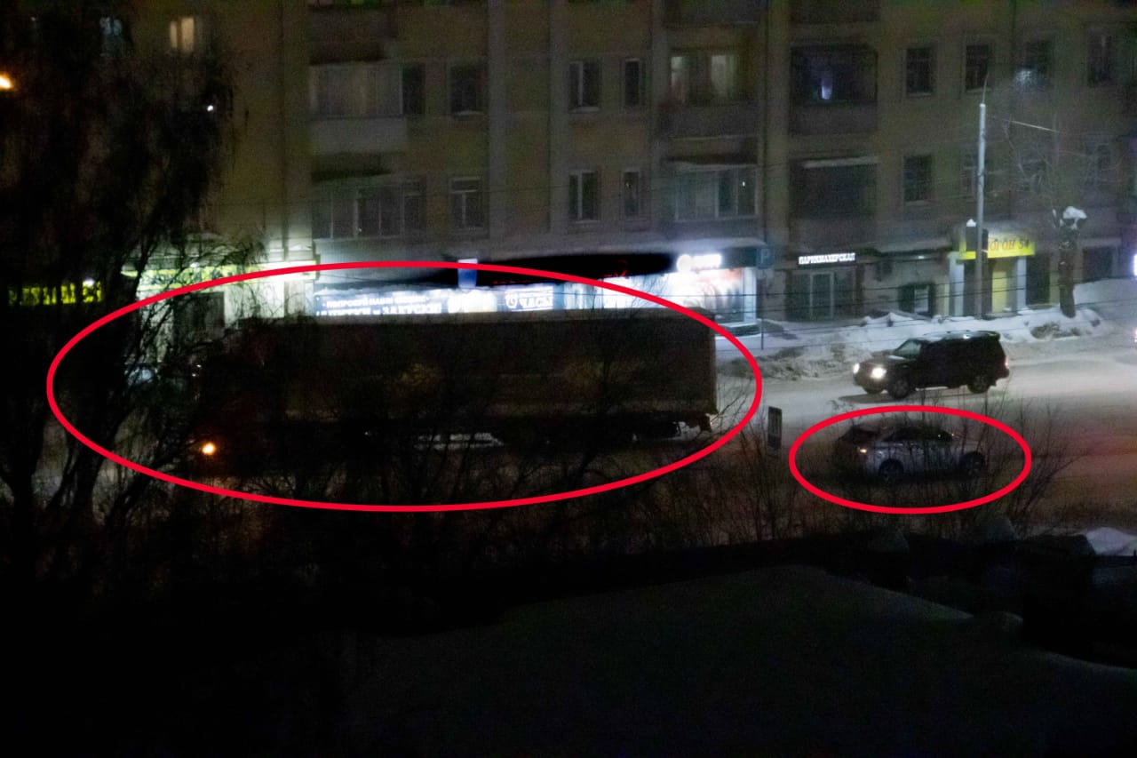 Автор указал на фото участников ДТП — фуру и легковушку Автор указал на фото участников ДТП — фуру и легковушку