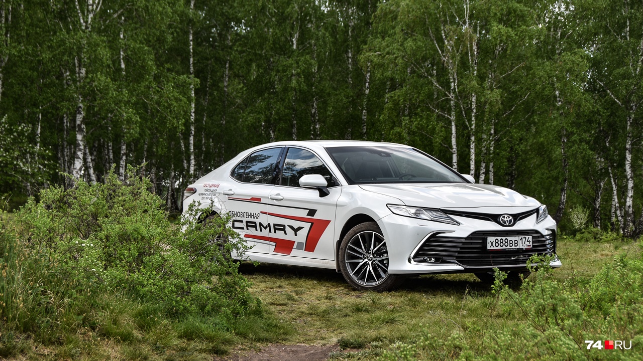Базовая версия Camry стоит от 1,88 миллиона (2 литра) и от 2,15 миллиона рублей (2,5 литра) Базовая версия Camry стоит от 1,88 миллиона (2 литра) и от 2,15 миллиона рублей (2,5 литра)
