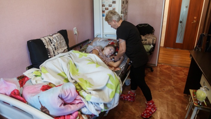 «Она кричит от боли»: в Волгограде пытаются поставить на ноги девочку, которую подростки вытолкнули с третьего этажа