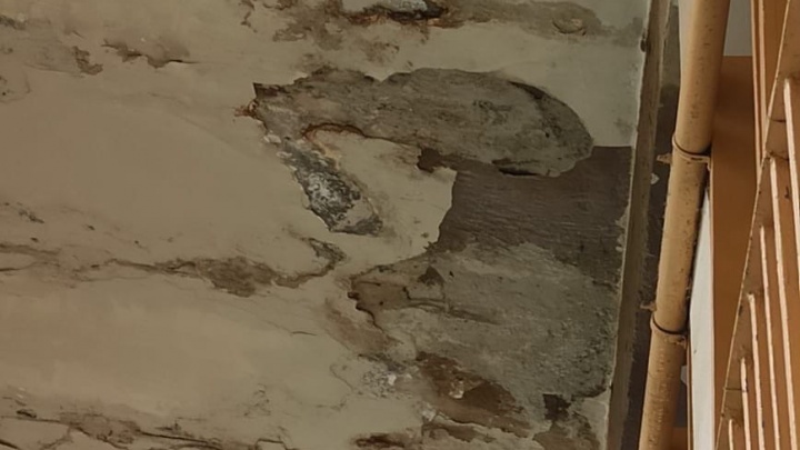 В Сочи в детском бассейне обрушился потолок