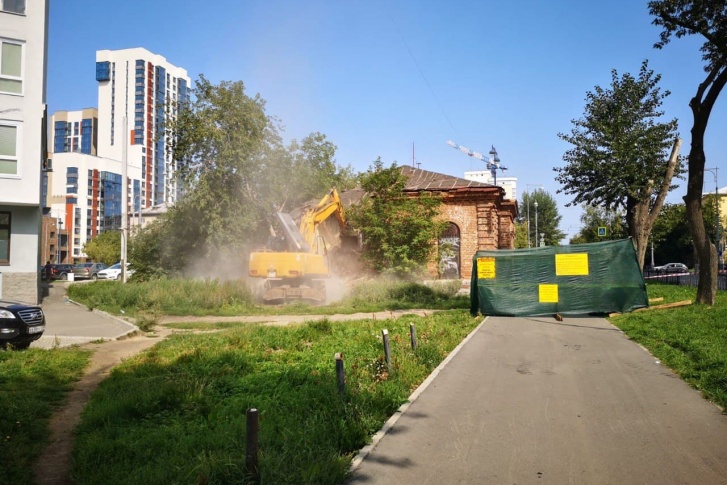 Дом на Мельникова начали сносить Дом на Мельникова начали сносить
